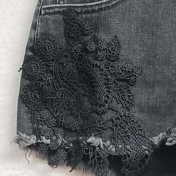 American Eagle Outfitters Black Shortie Denim Crochet Detail Shorts Size:4 26x2 - Picture 7 of 15